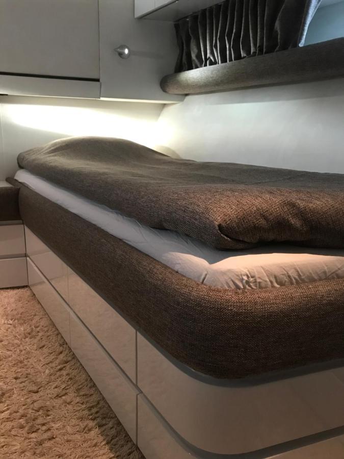Båthotell 1-3 Bed On A Luxurious Yacht *