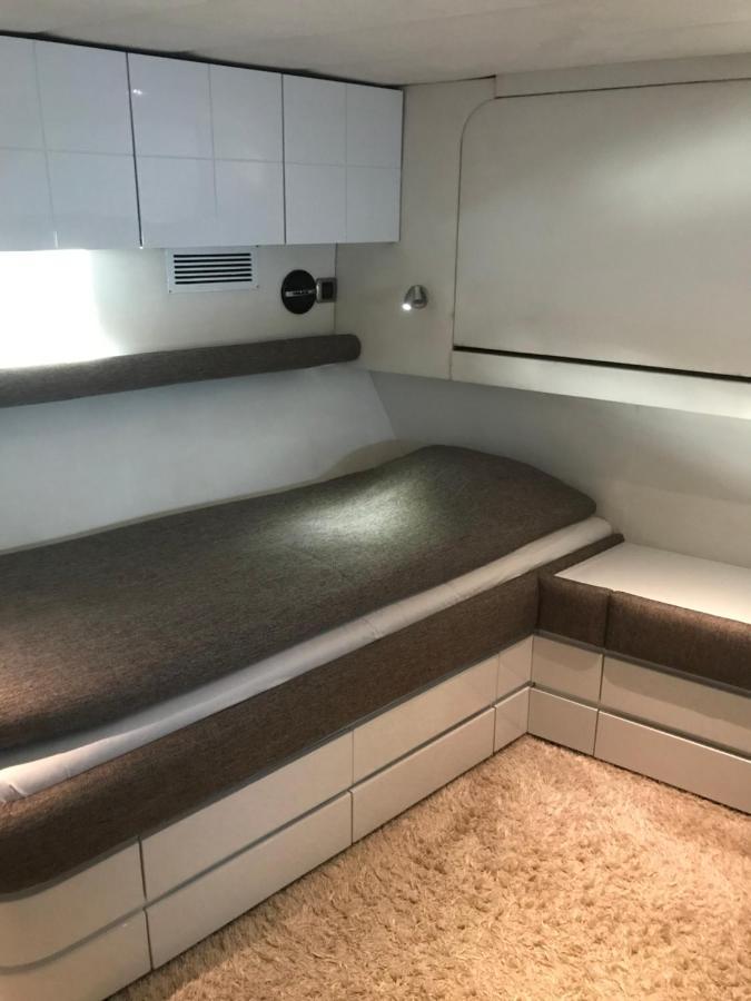 Båthotell 1-3 Bed On A Luxurious Yacht