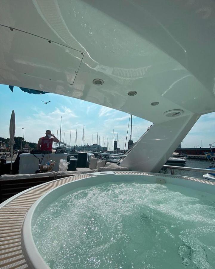 Båthotell 1-3 Bed On A Luxurious Yacht