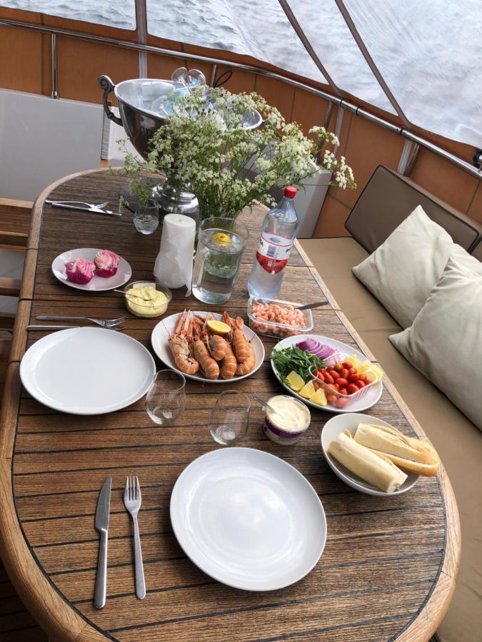 1-3 Bed On A Luxurious Yacht *