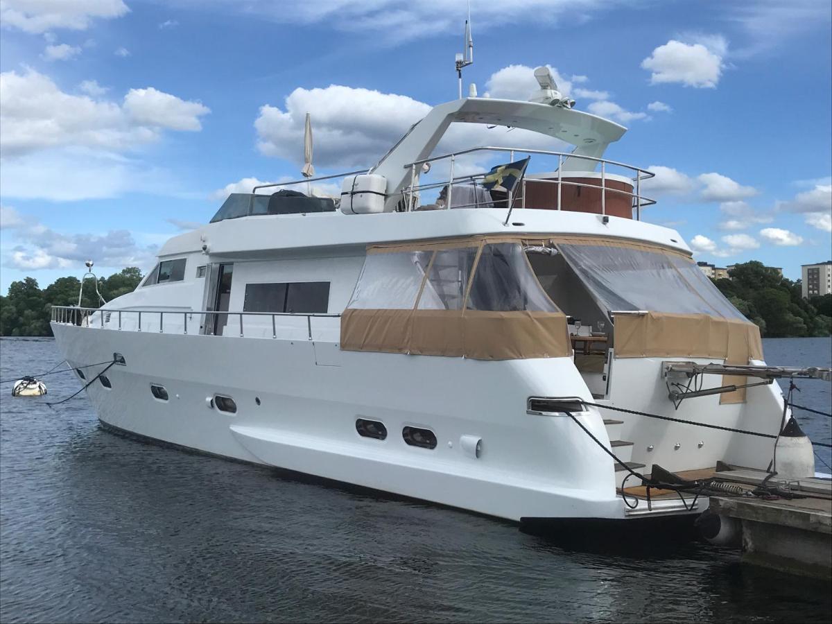 1-3 Bed On A Luxurious Yacht Båthotell