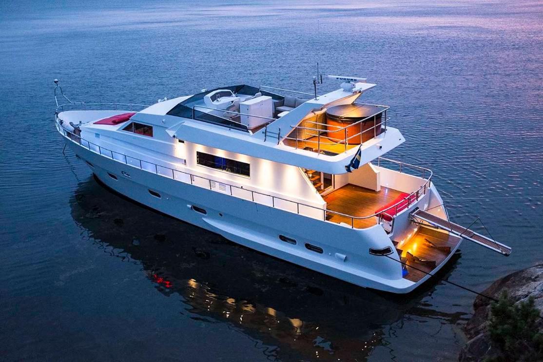 1-3 Bed On A Luxurious Yacht