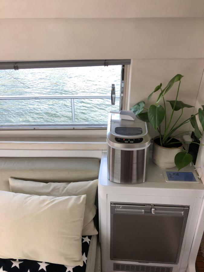 1-3 Bed On A Luxurious Yacht