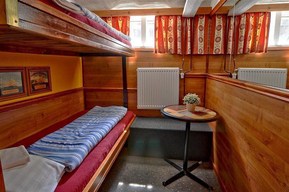 Den Roeda Baten Botel 2*