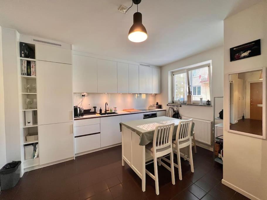 Great One Bedroom Flat Close To The City. *