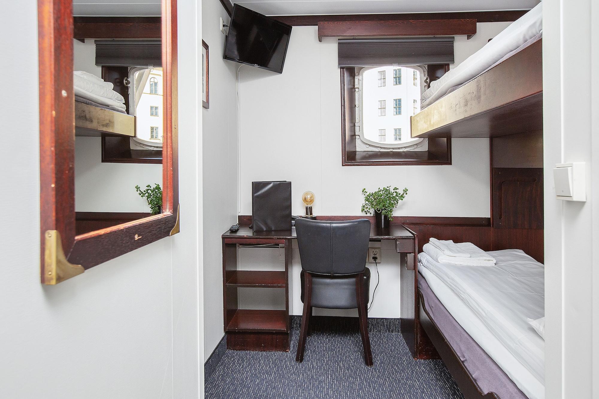 Maelardrottningen Yacht Botel 3*