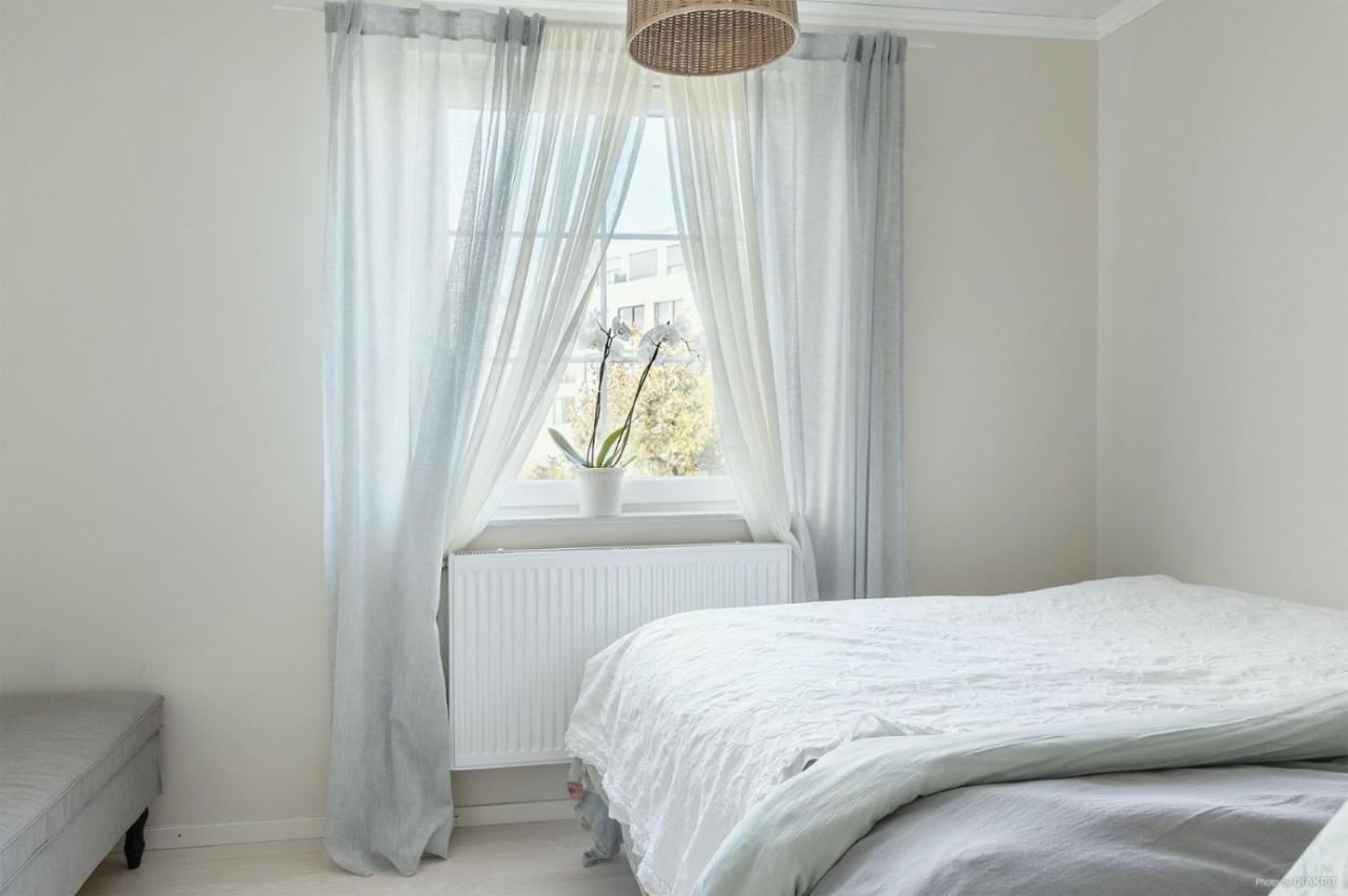 Charming In A Red House In Appartement *
