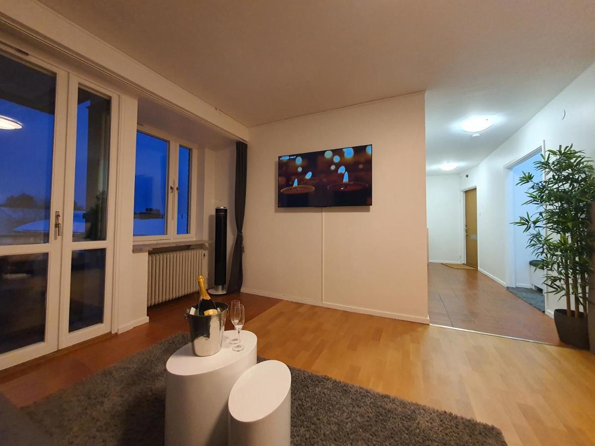 Close To The Subway. Beautiful And Cozy Apartment! *