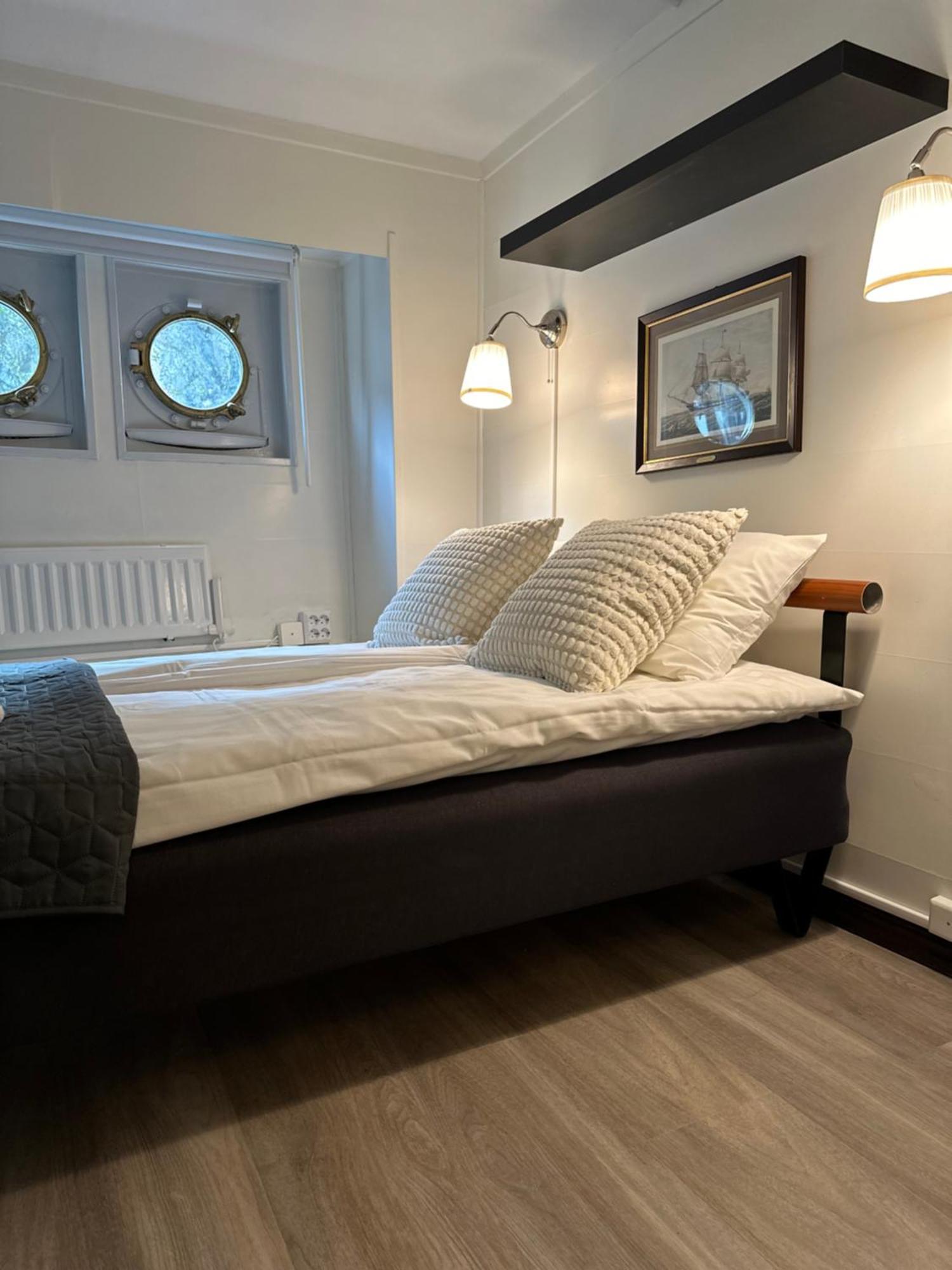 Den Roeda Baten Botel