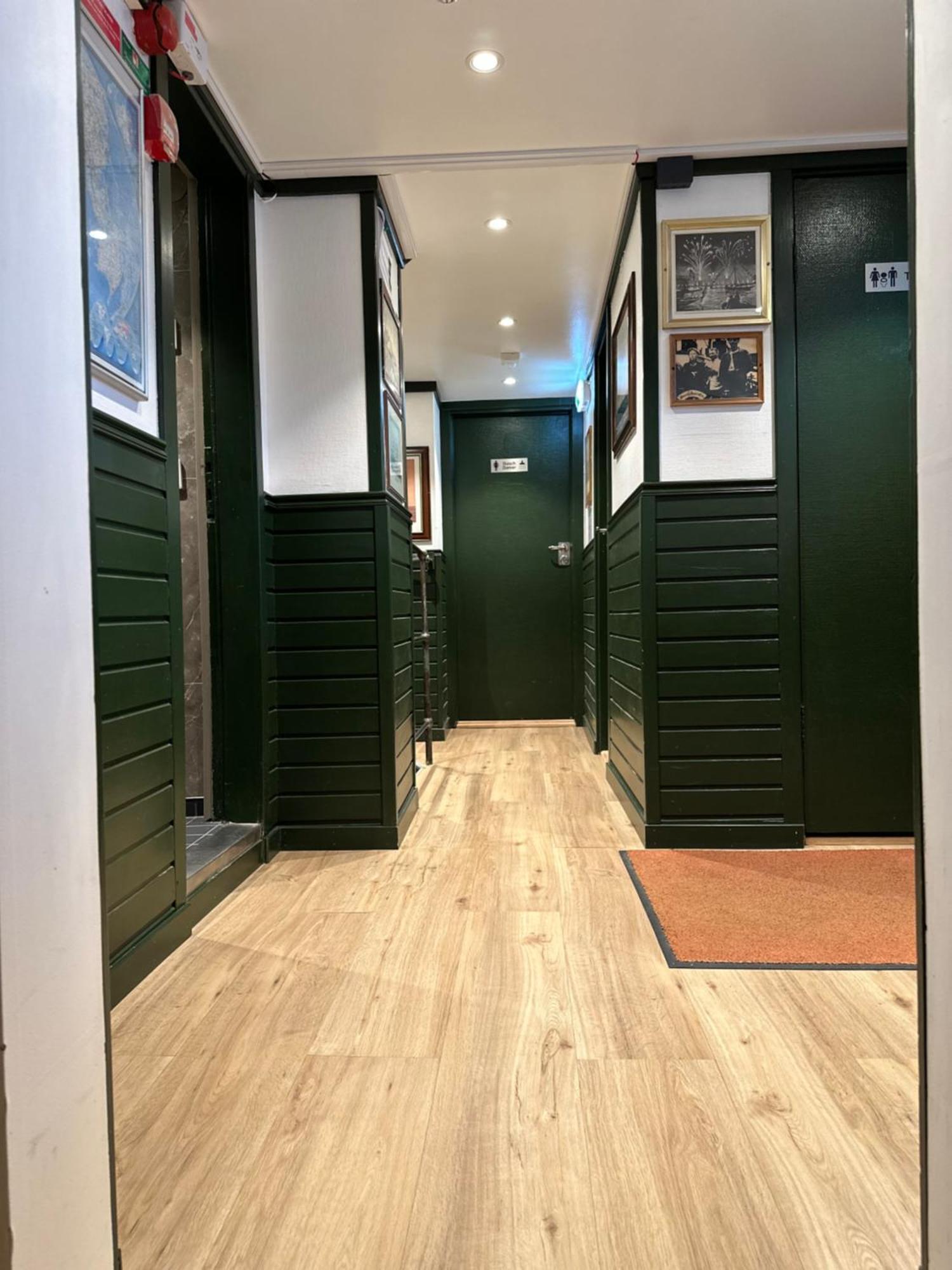 Den Roeda Baten Botel Stockholm