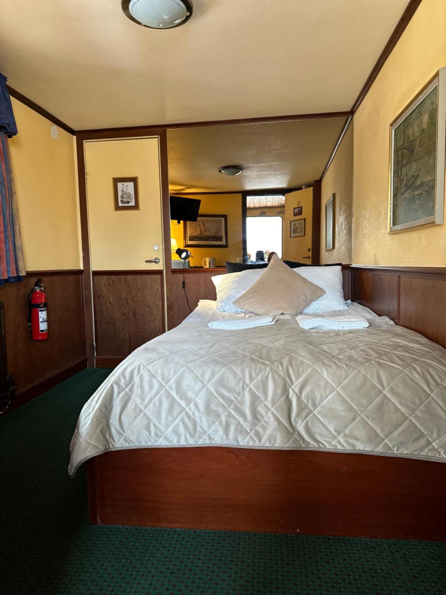 Botel Den Roeda Baten Stockholm