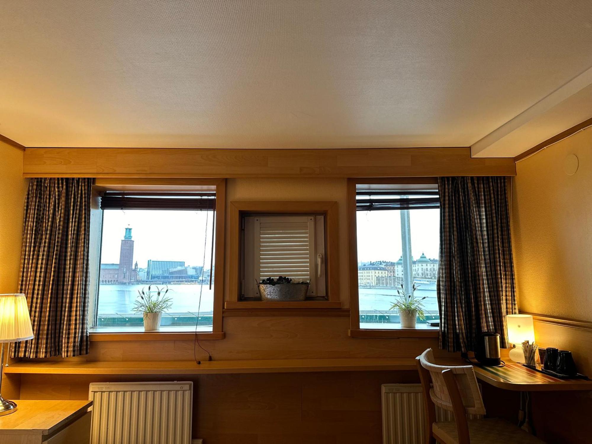 Den Roeda Baten Botel