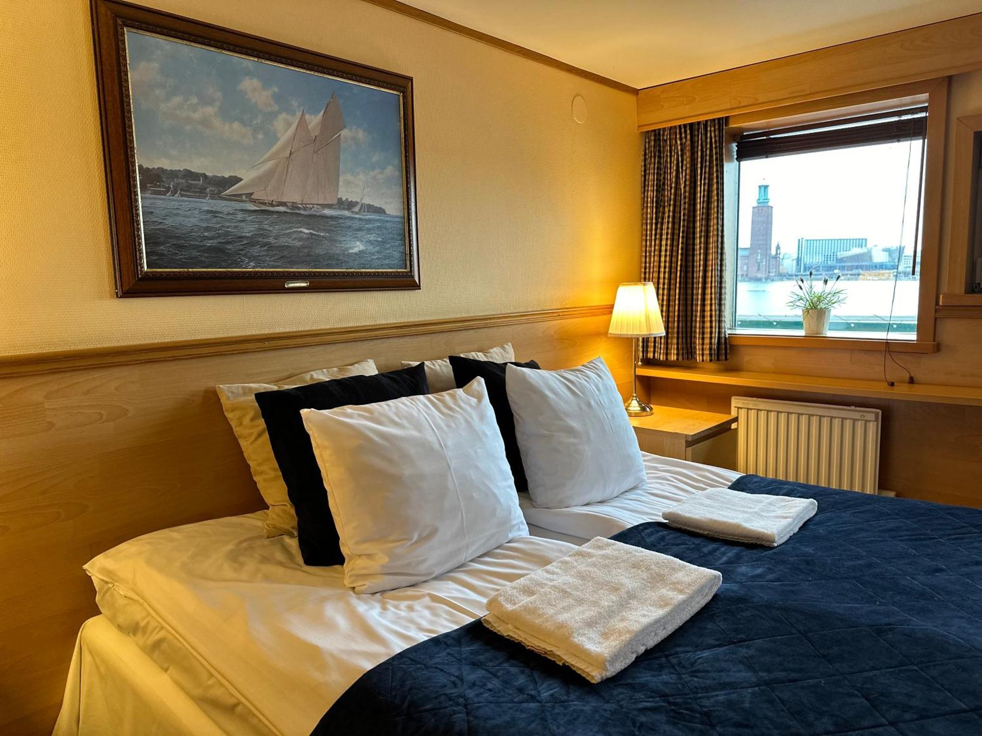 Den Roeda Baten Botel 2*