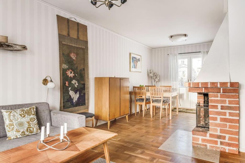Retro Retreat With Modern Comforts Apartment *