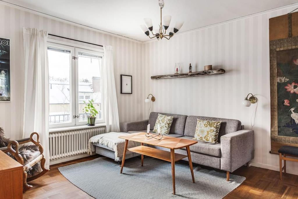 Apartment Retro Retreat With Modern Comforts *