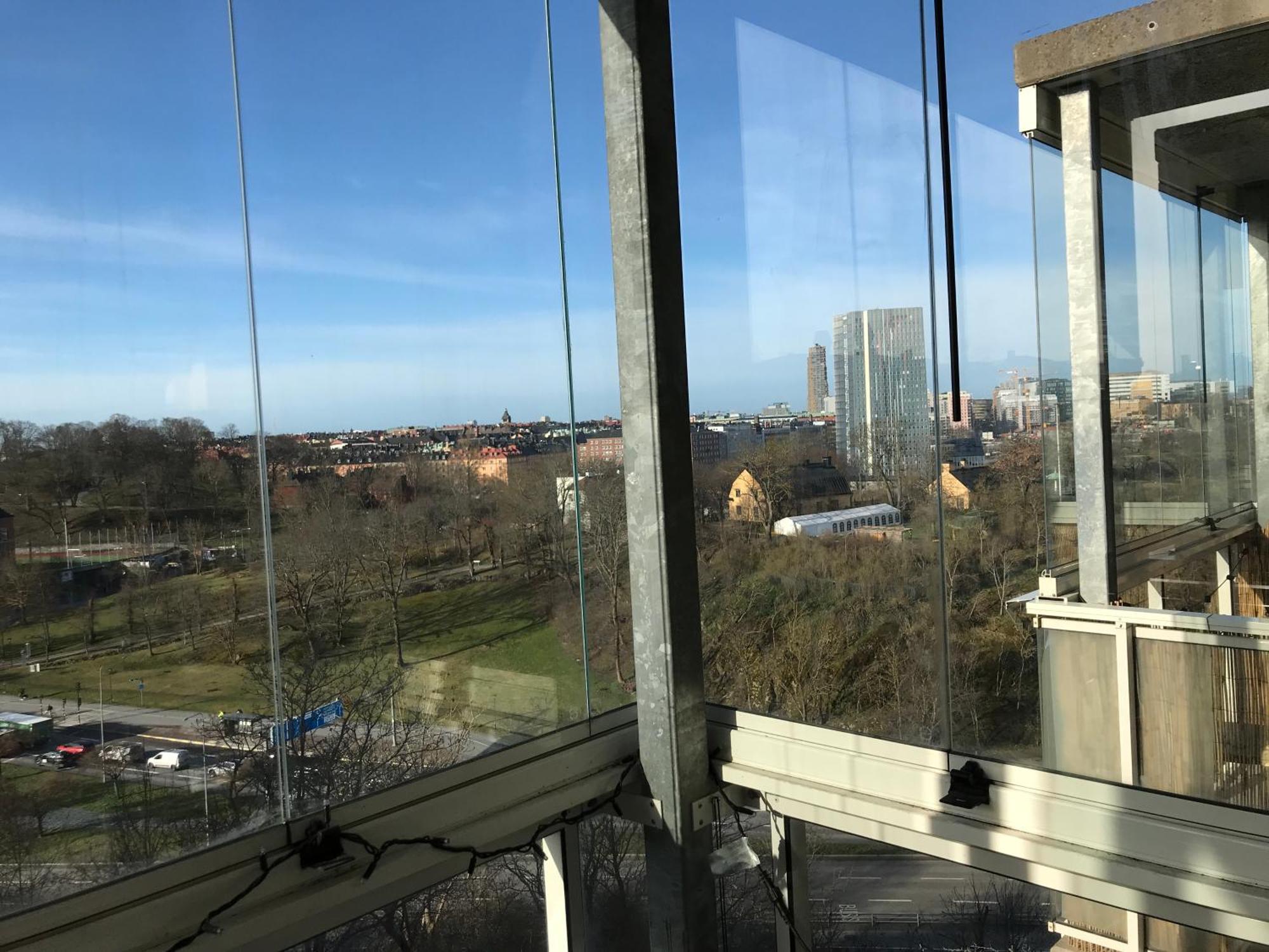 Hoegst Upp Med Balkong I Soederlaege