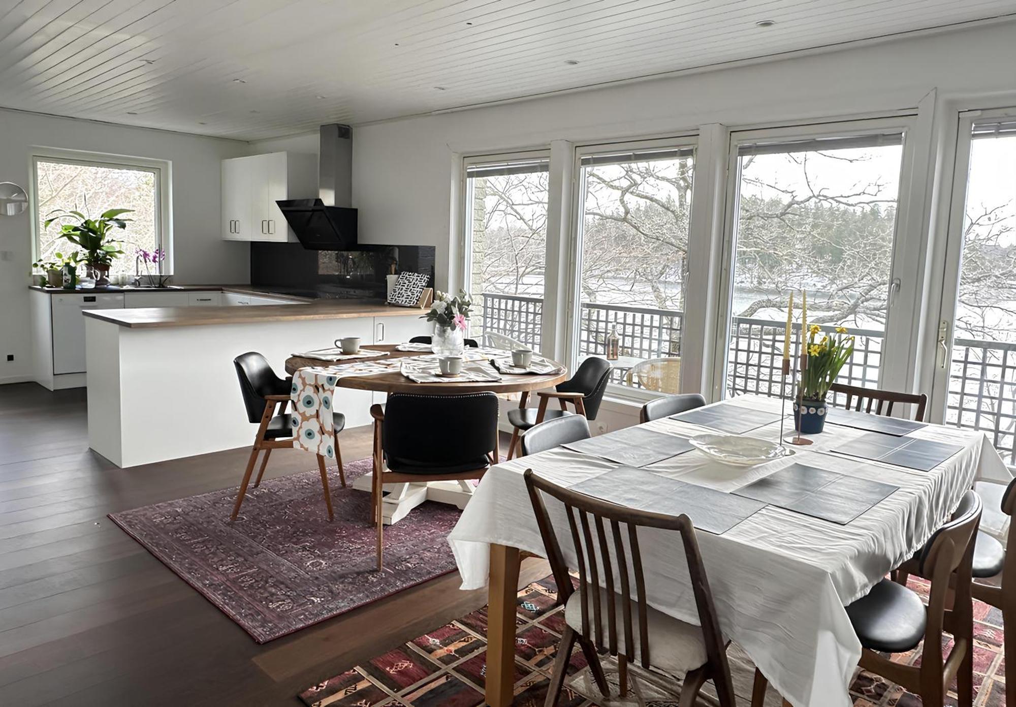 Villa The Luxurious Lakeview Near