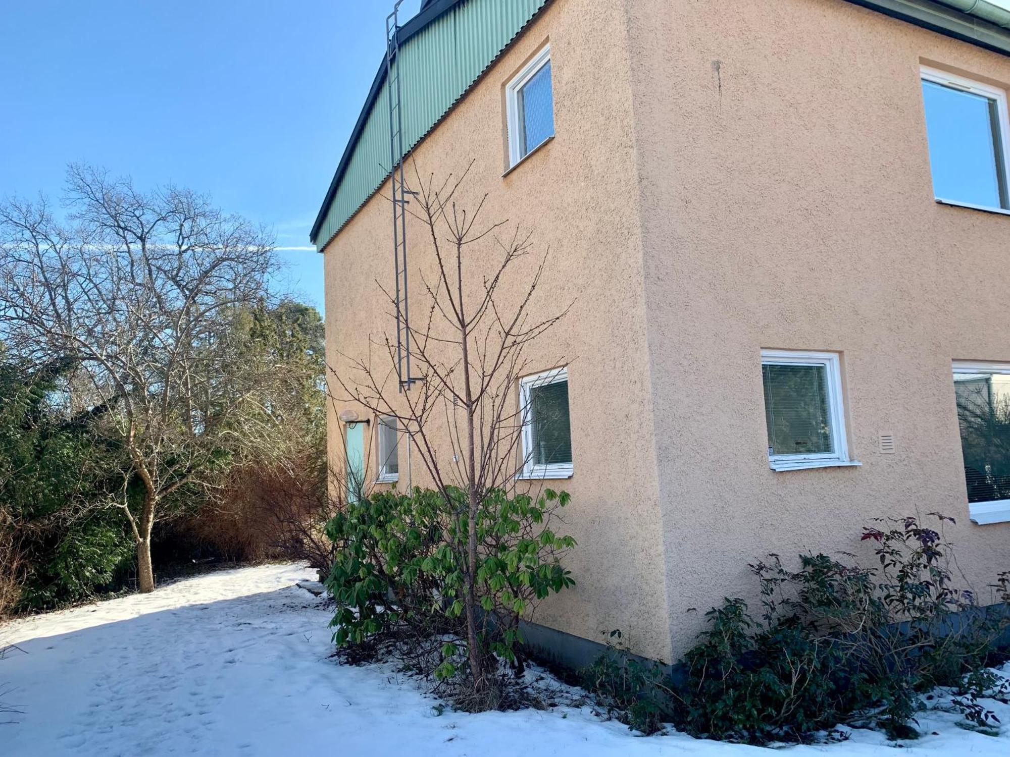Cozy Small Just Outside Apartment