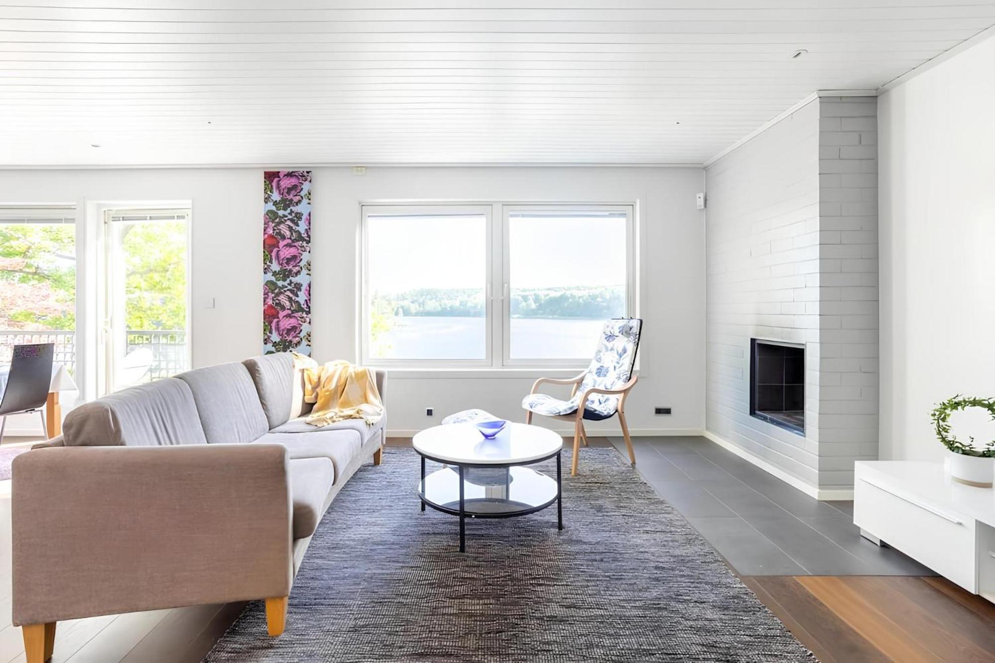 Villa The Luxurious Lakeview Near