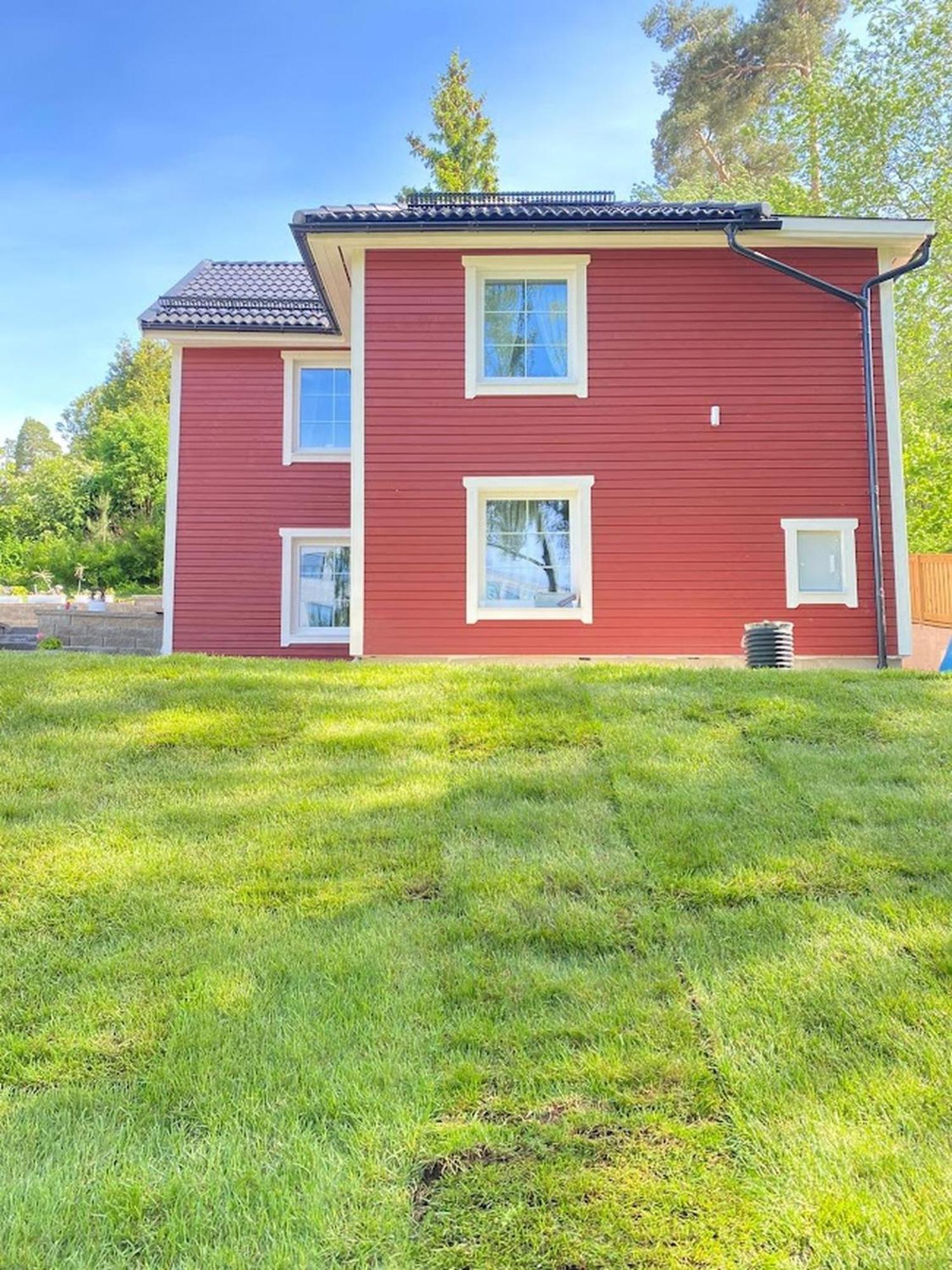 Charming In A Red House In Apartment *