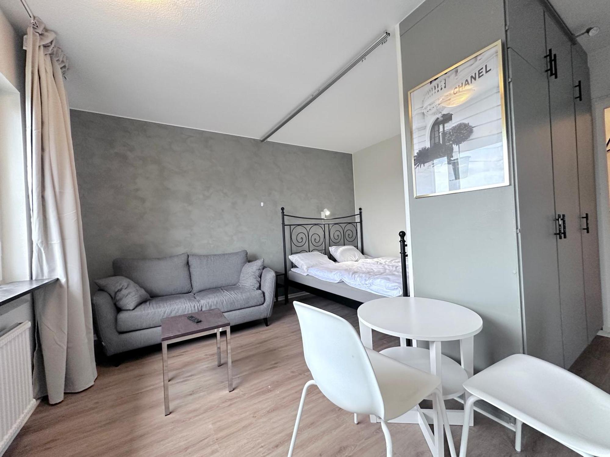 Apartment Ad Long *