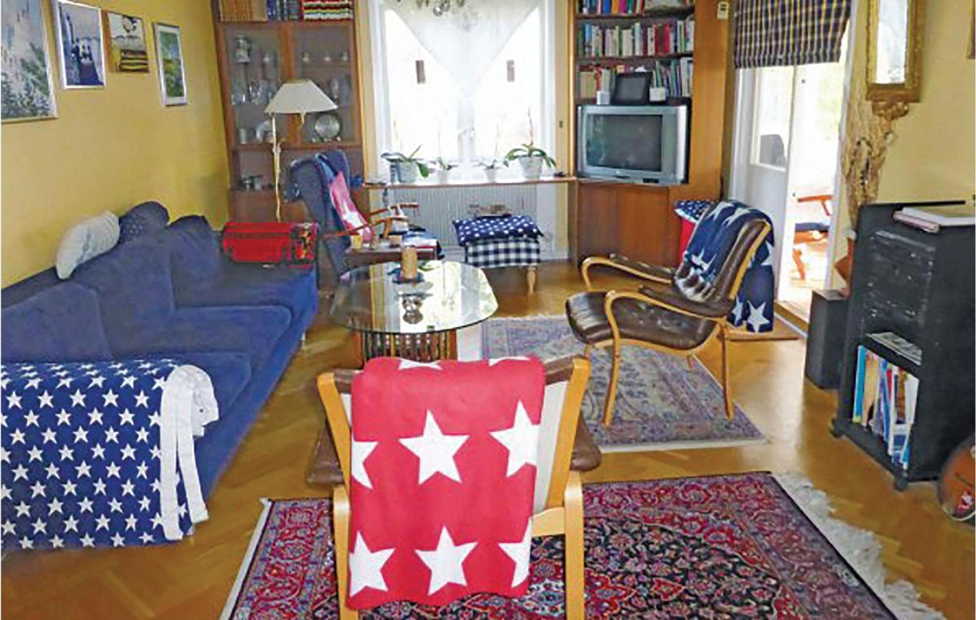 Lovely In Spanga With Kitchen