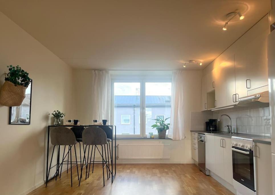 Apartment Trerumslaegenhet Belaegen Med Bubbelpool Stockholm