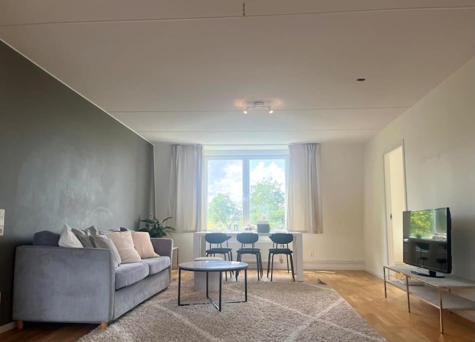 Apartment Trerumslaegenhet Belaegen Med Bubbelpool *