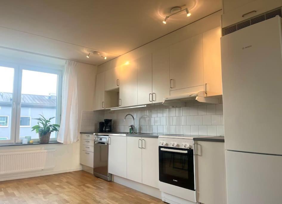 Apartment Trerumslaegenhet Belaegen Med Bubbelpool