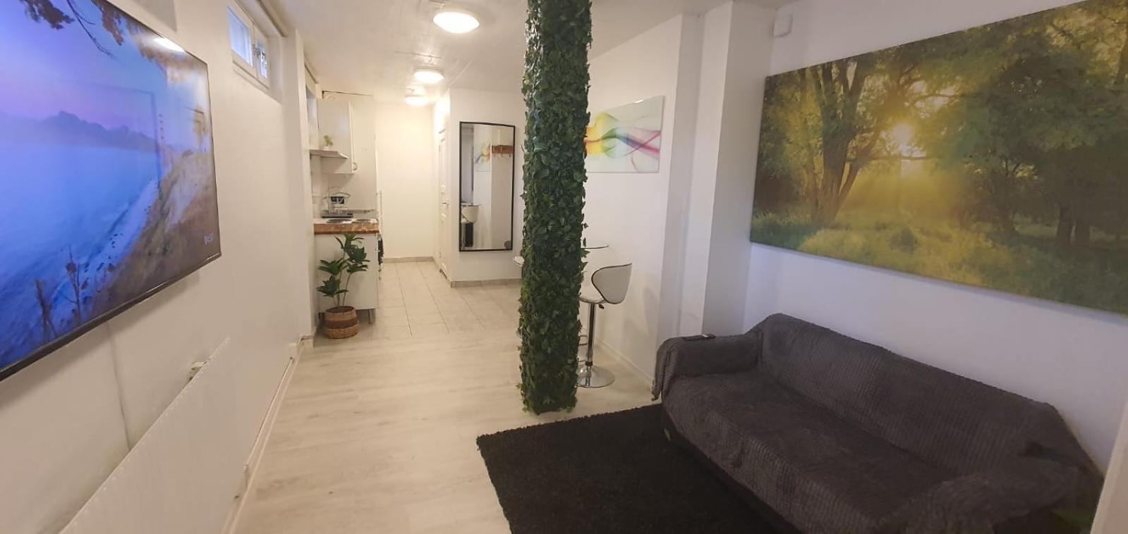 Beautiful Basement Apartment, Very Private And Close To The Metro Lägenhet