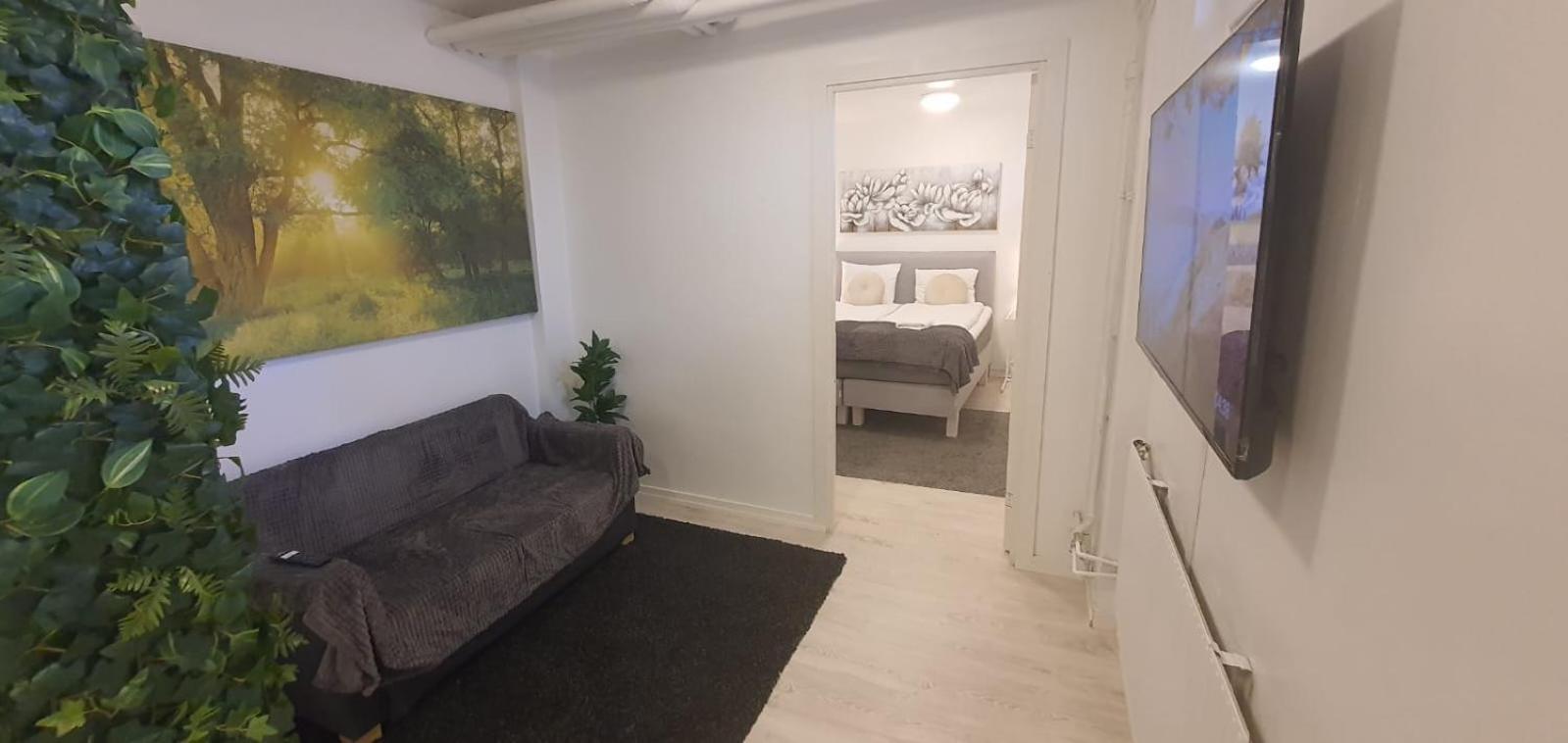 Beautiful Basement Apartment, Very Private And Close To The Metro