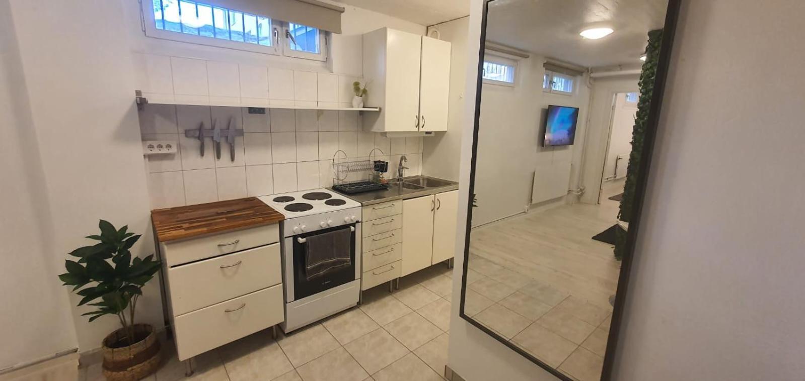 Beautiful Basement Apartment, Very Private And Close To The Metro Lägenhet *