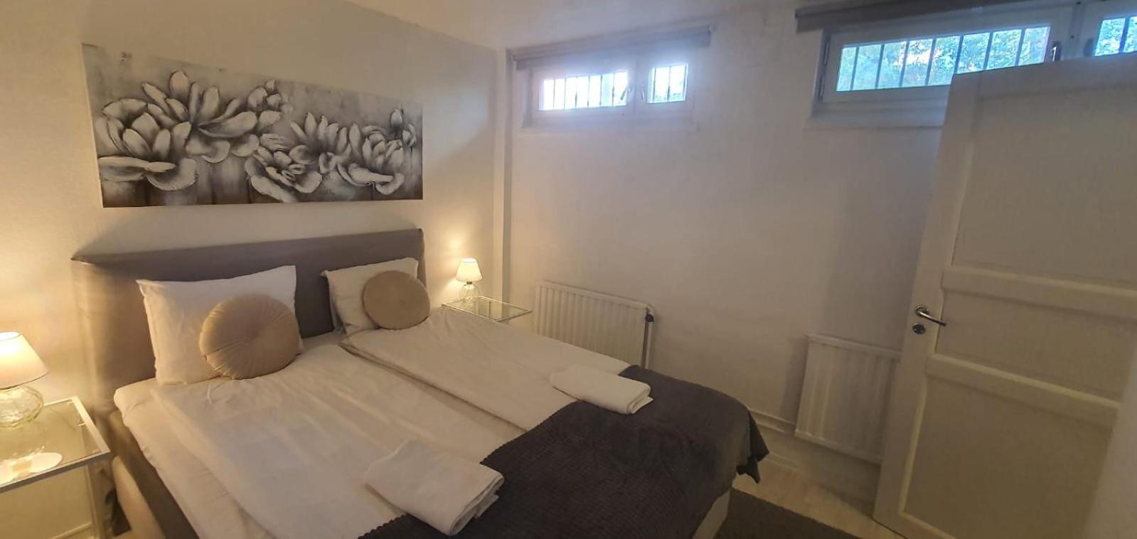 Beautiful Basement Apartment, Very Private And Close To The Metro Lägenhet