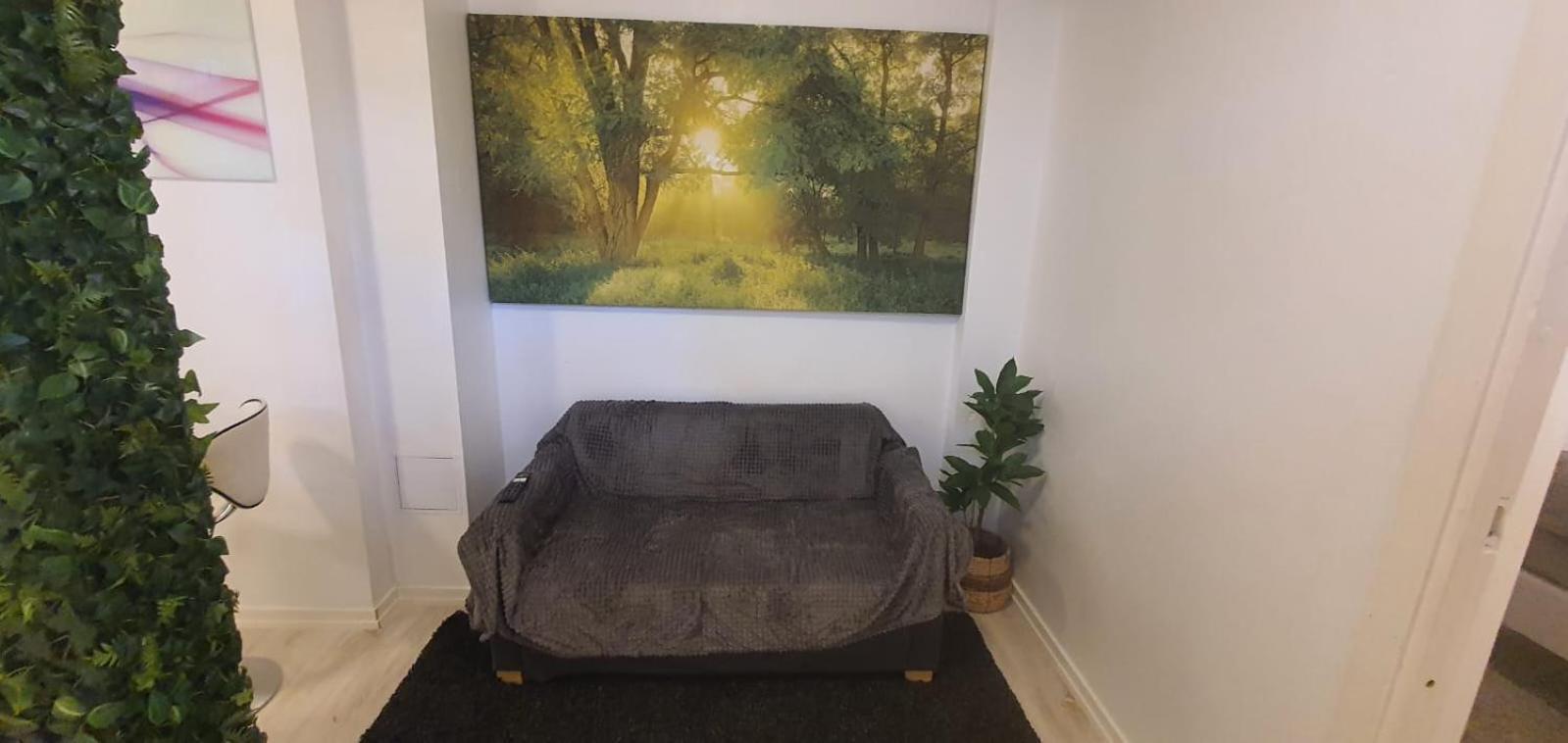 Beautiful Basement Apartment, Very Private And Close To The Metro Stockholm