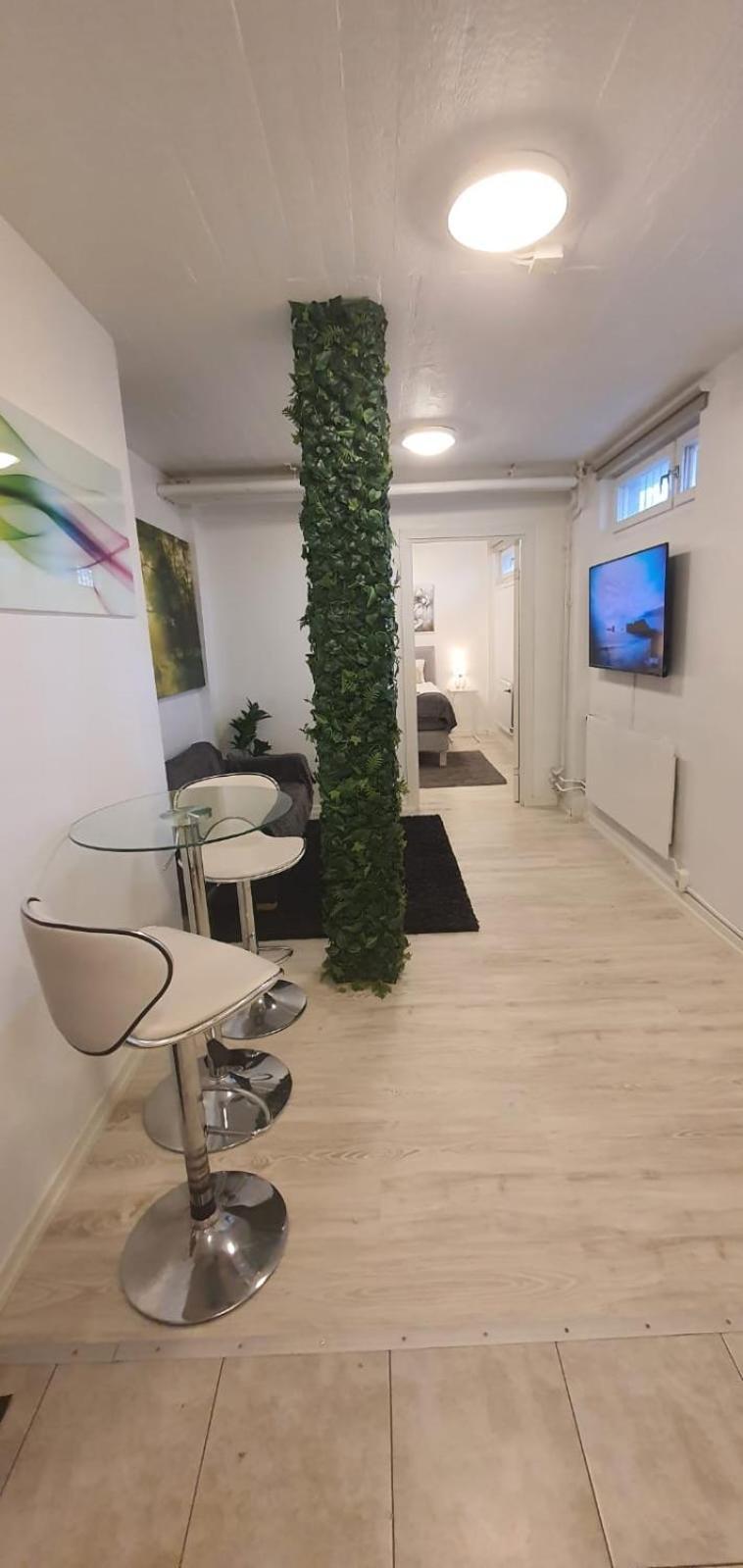 Beautiful Basement Apartment, Very Private And Close To The Metro Lägenhet *