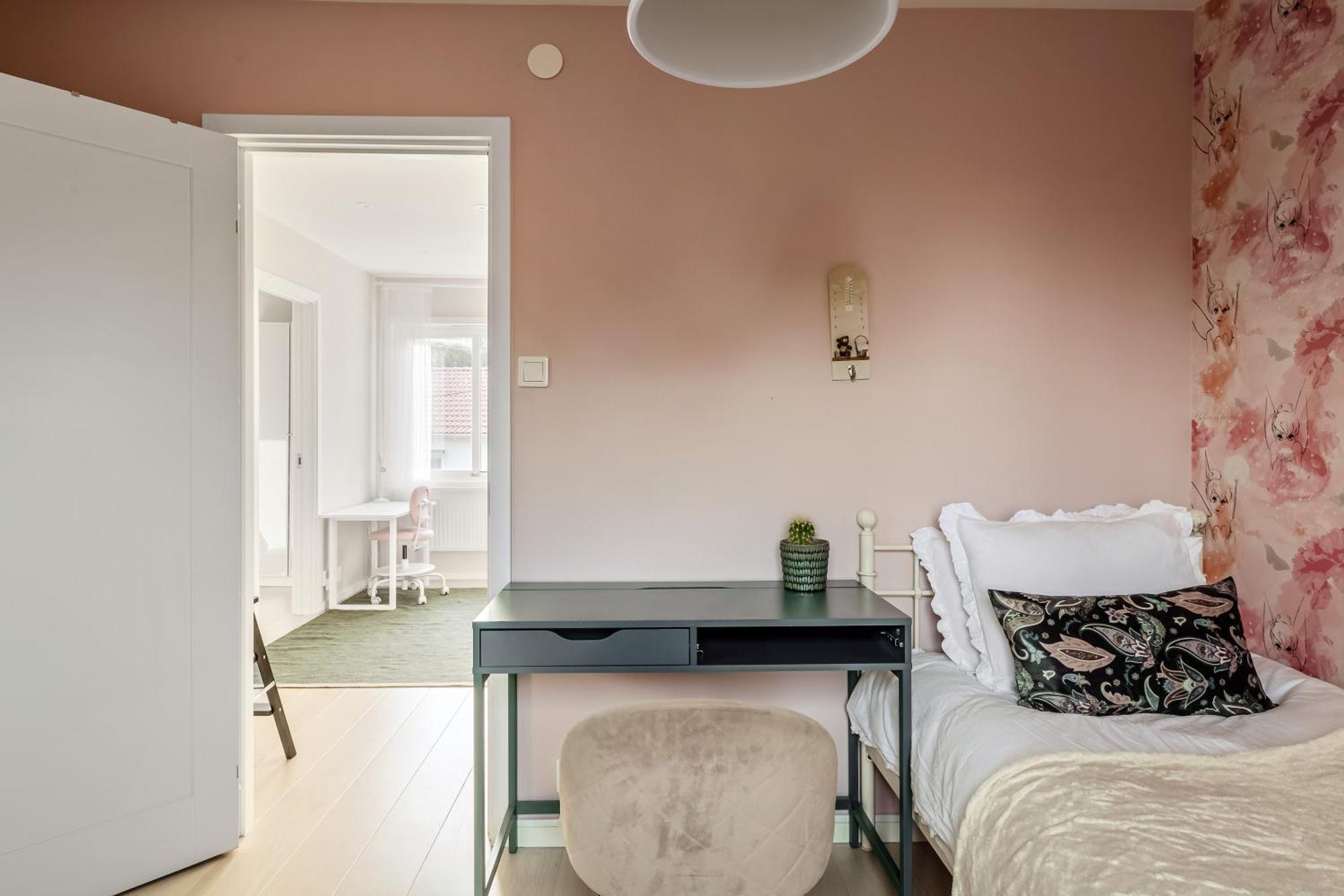 Modern 3br Close To *