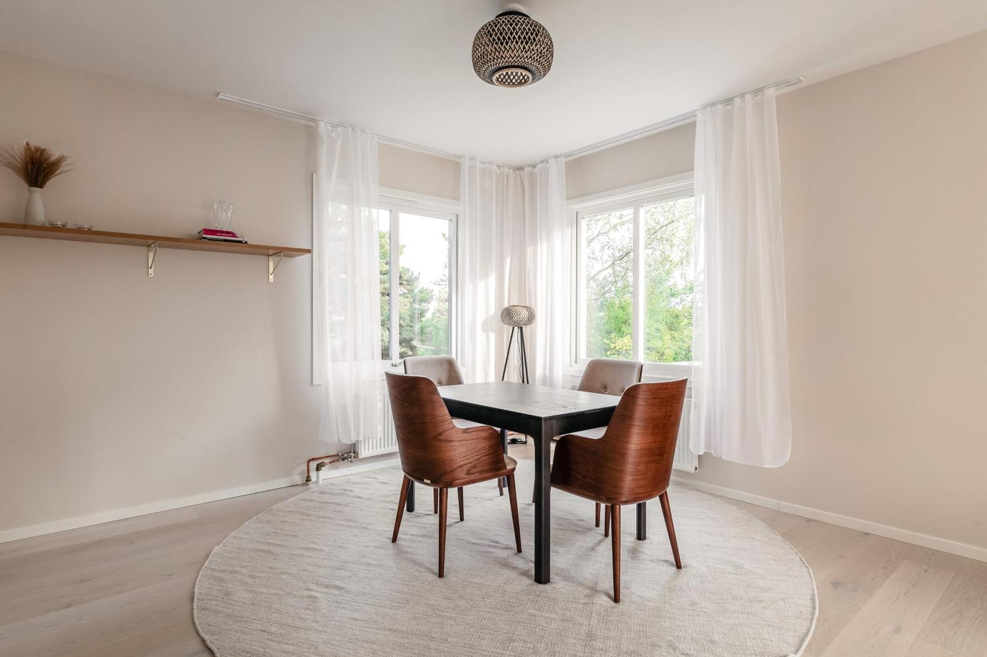 Modern 3br Close To *