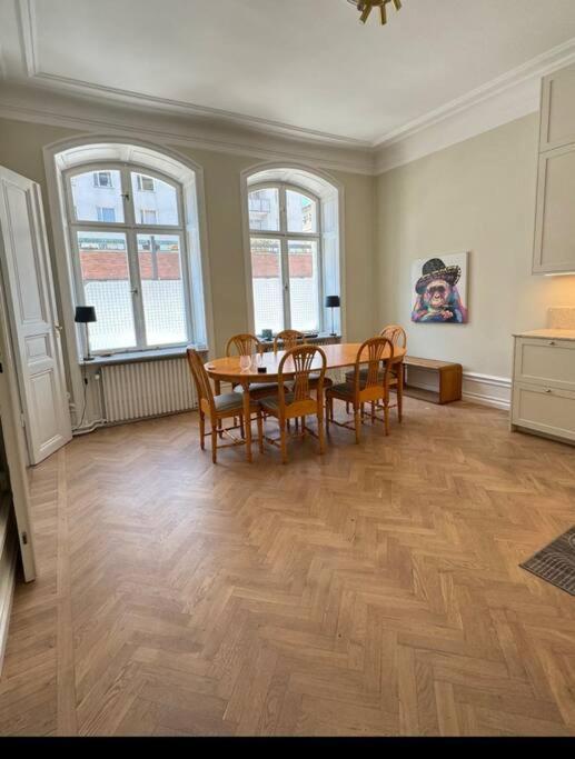 Lyxig Arkitektritad Laegenhet * Stockholm