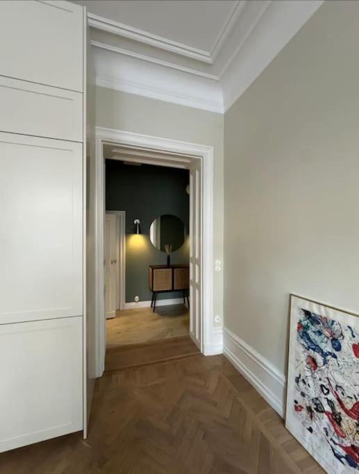 Apartment Lyxig Arkitektritad Laegenhet