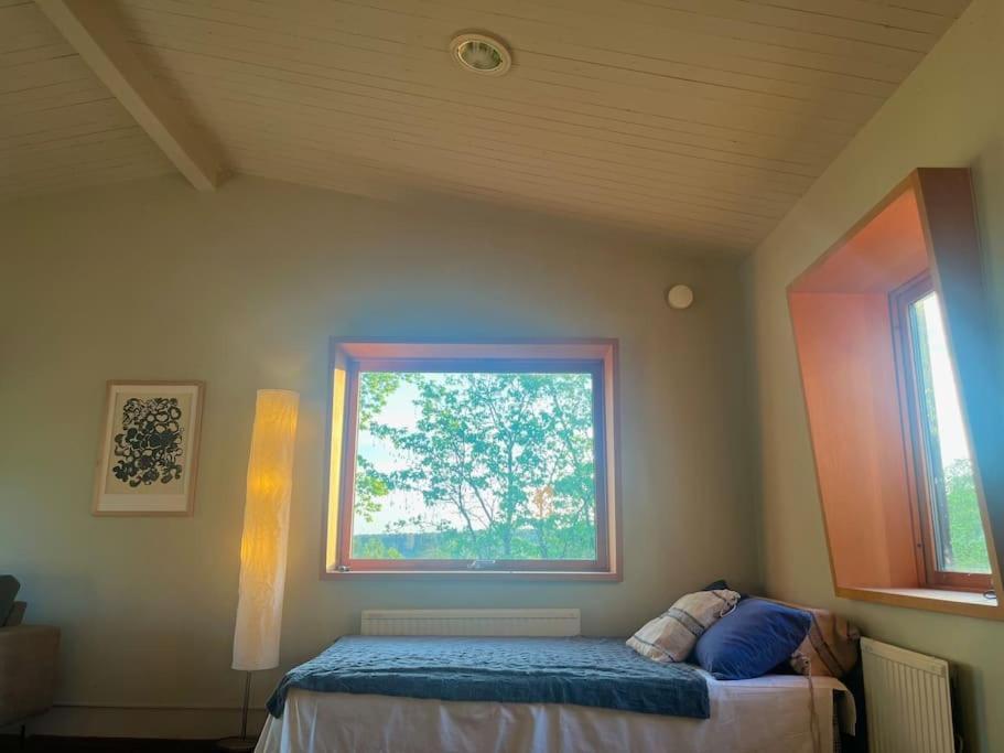 Casa de férias Mysigt Sommarhus Med Havsutsikt Och Bastu