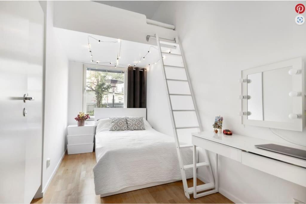Med Enorm Takhoejd Apartment Stockholm