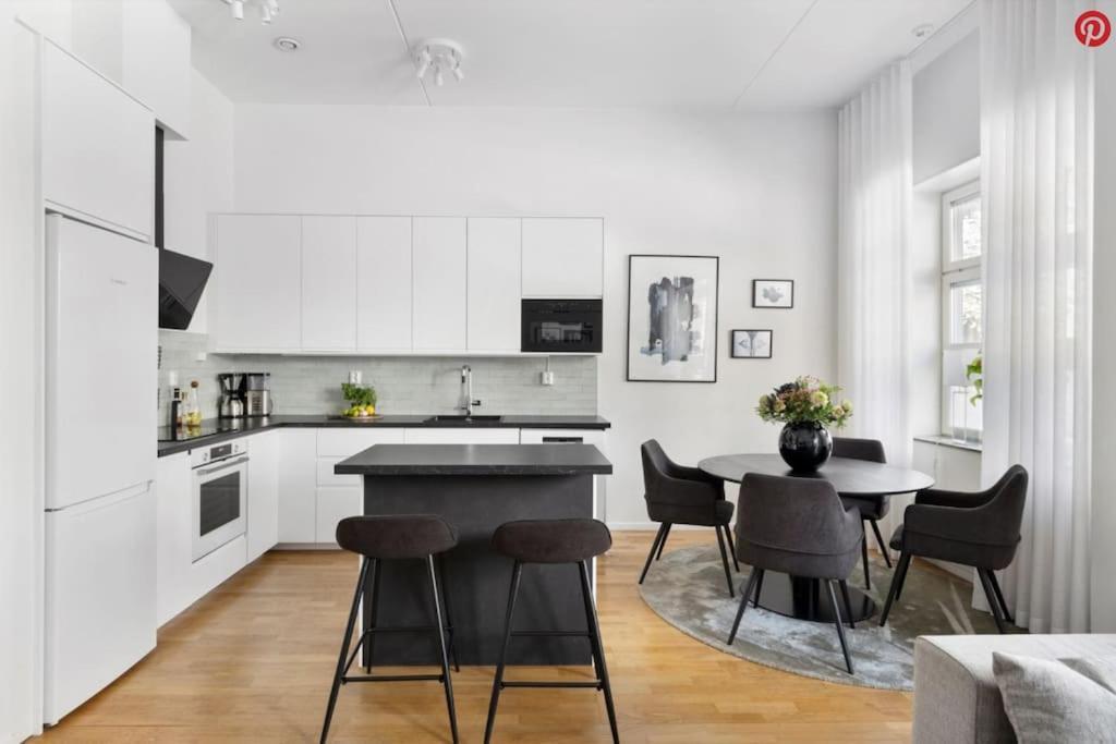 Med Enorm Takhoejd Stockholm