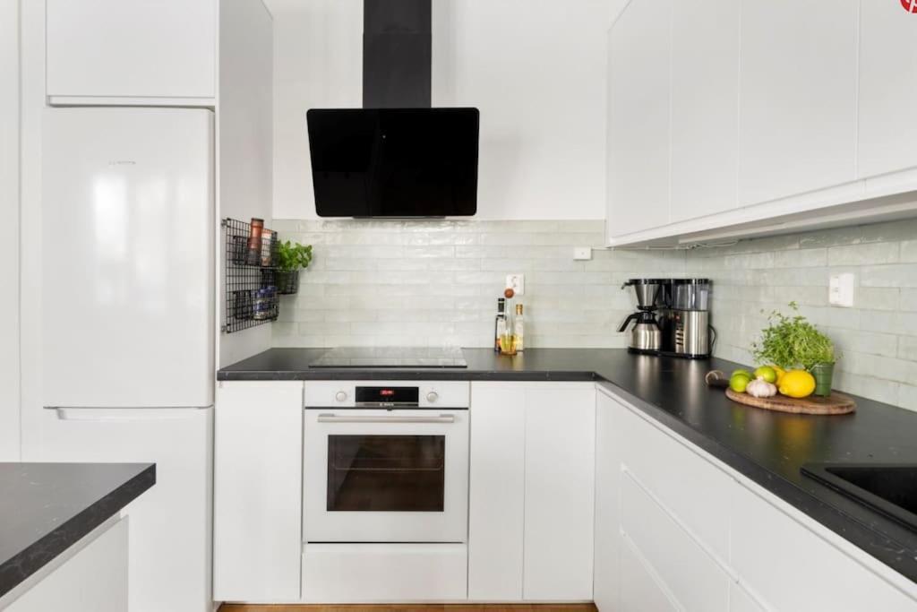 Apartment Med Enorm Takhoejd Stockholm