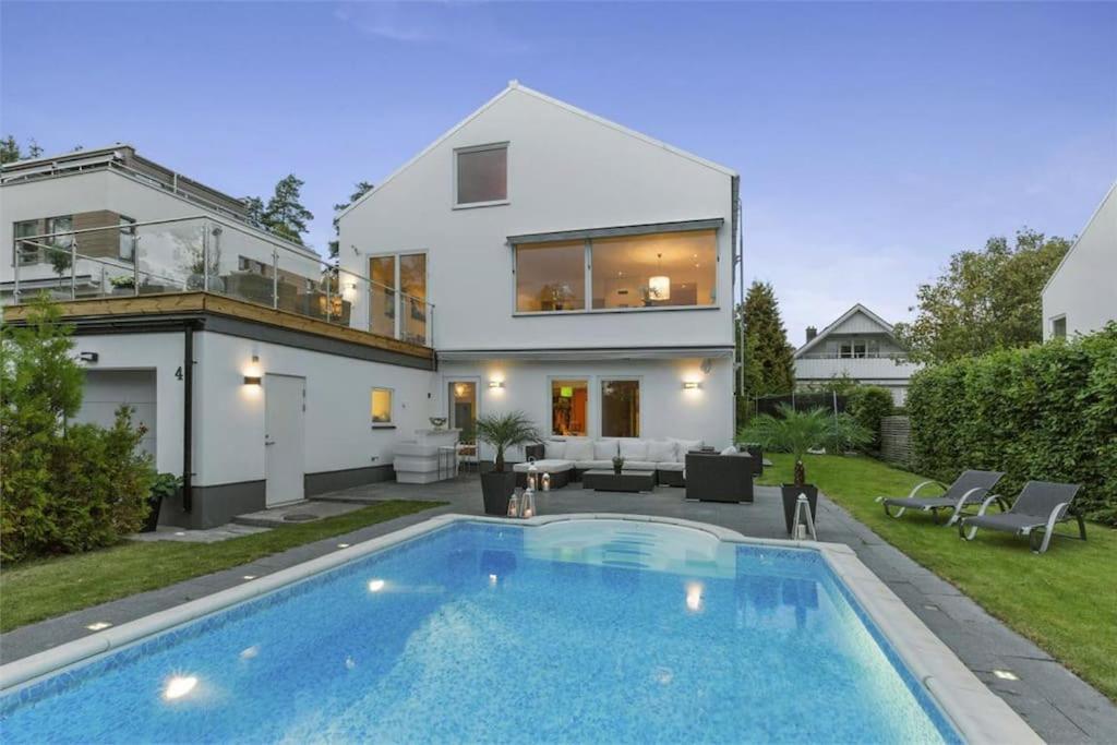 - With Pool & Sauna Villa *