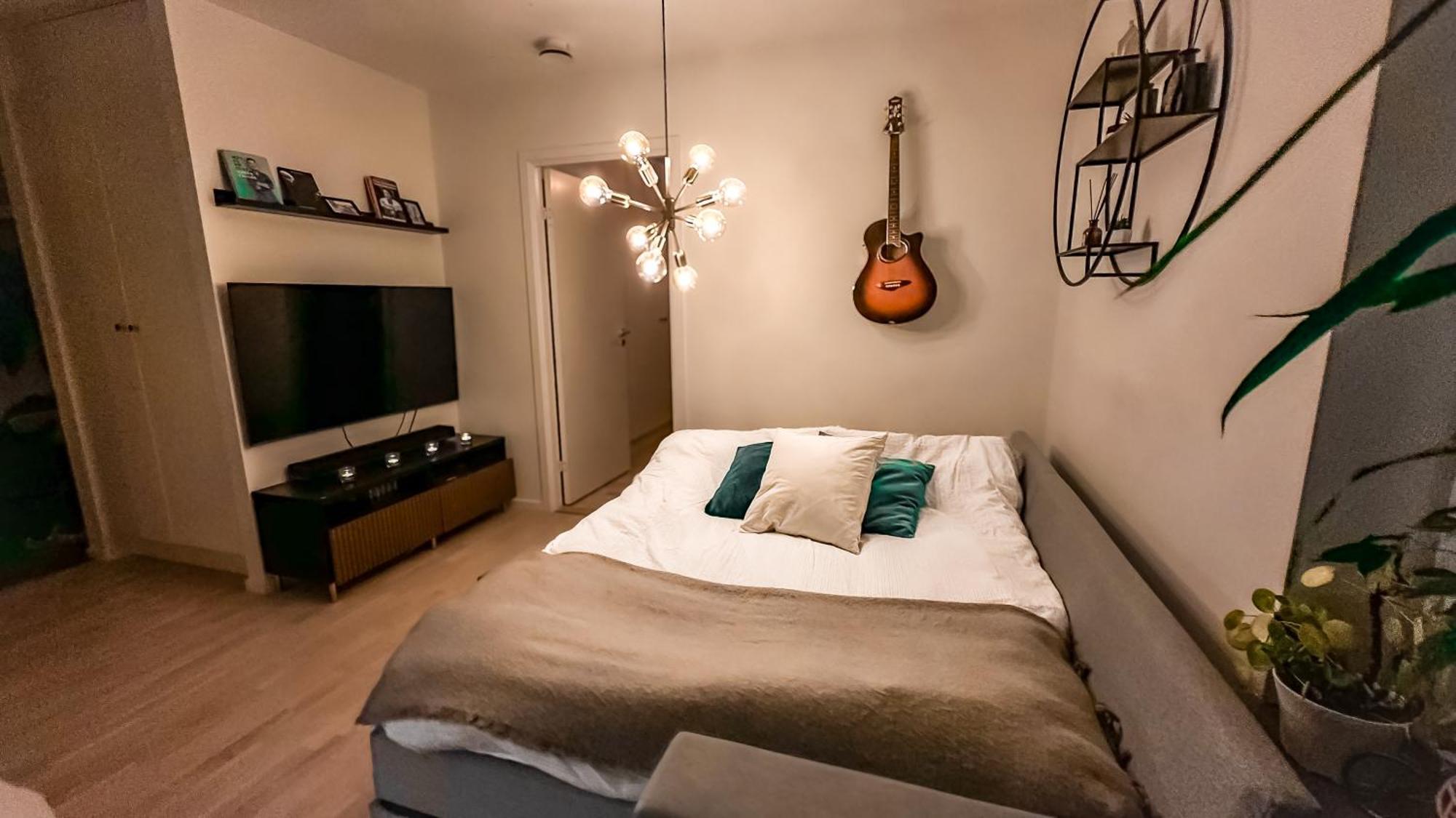 Modern, Centrally Located Apartment! *