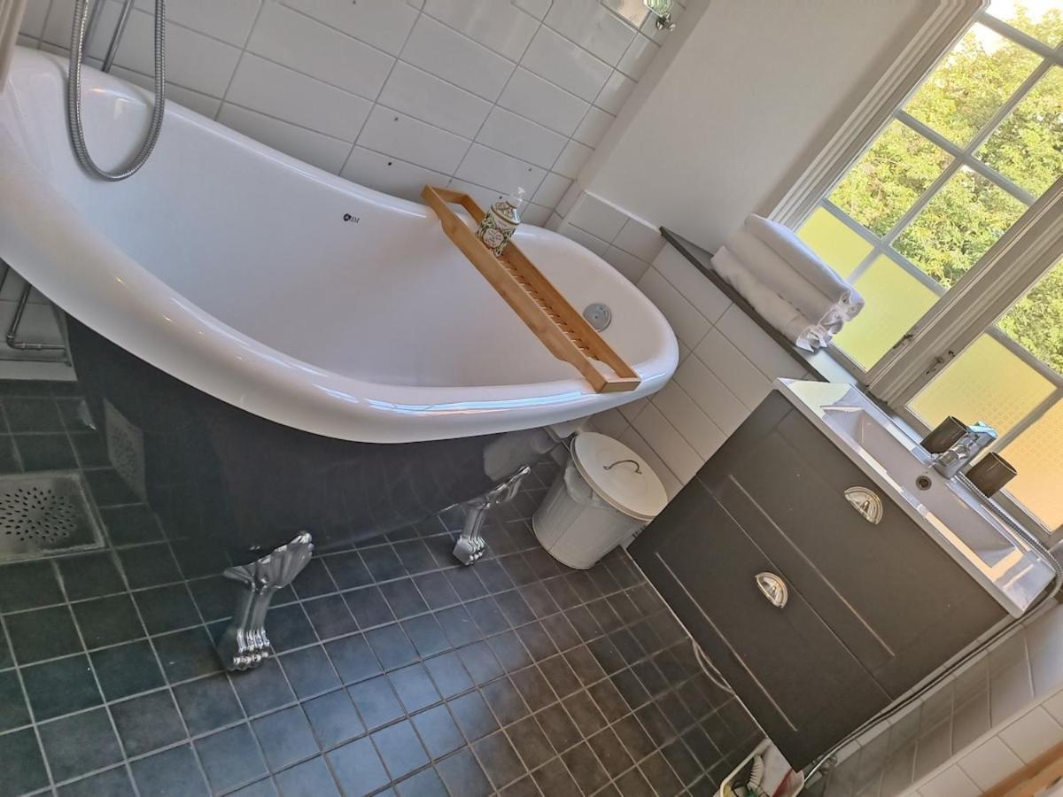 3 Bedroom In The Old Town With Bathtub! Lägenhet