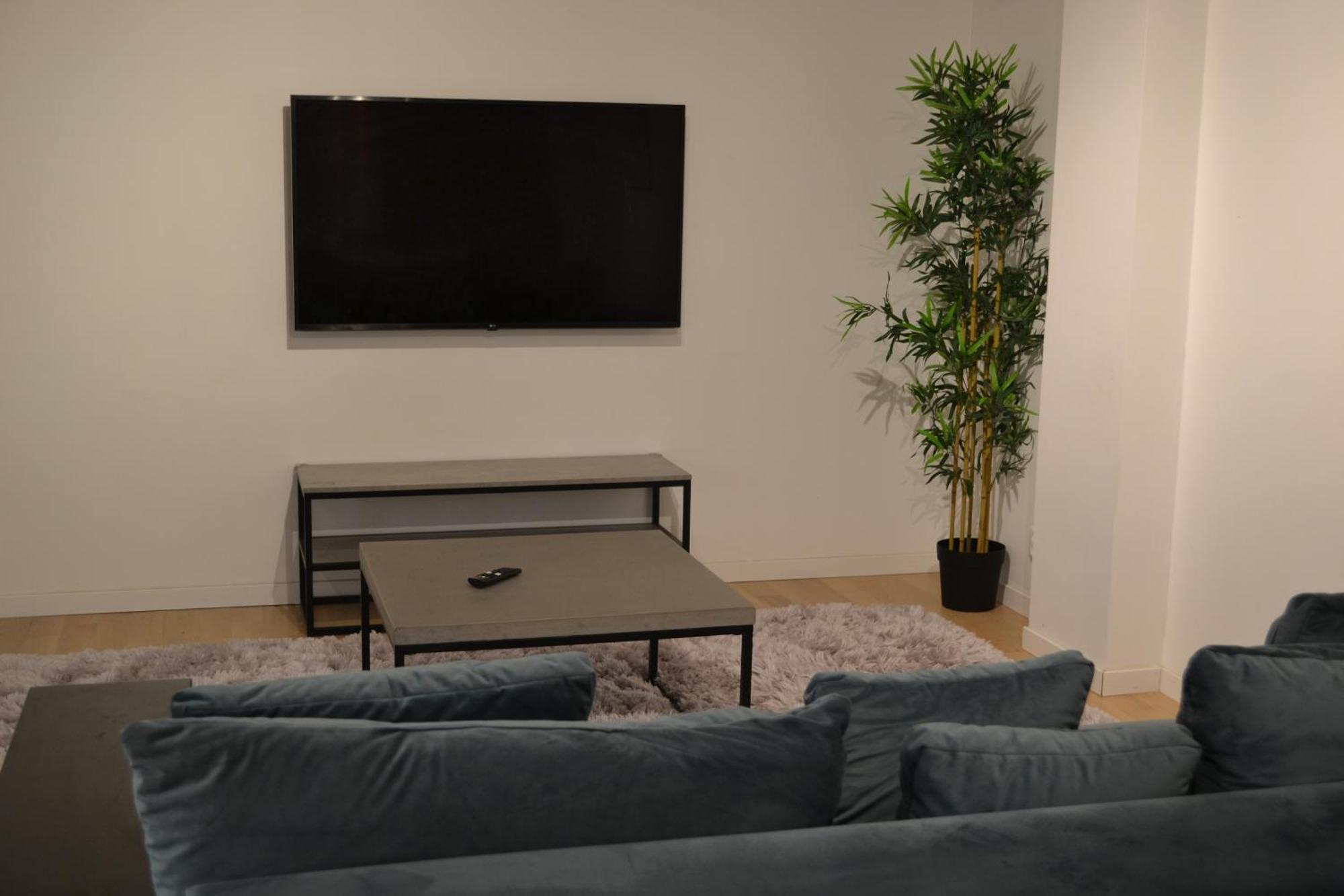 Spacious 1-bedroom Flat 15 Min To Center *