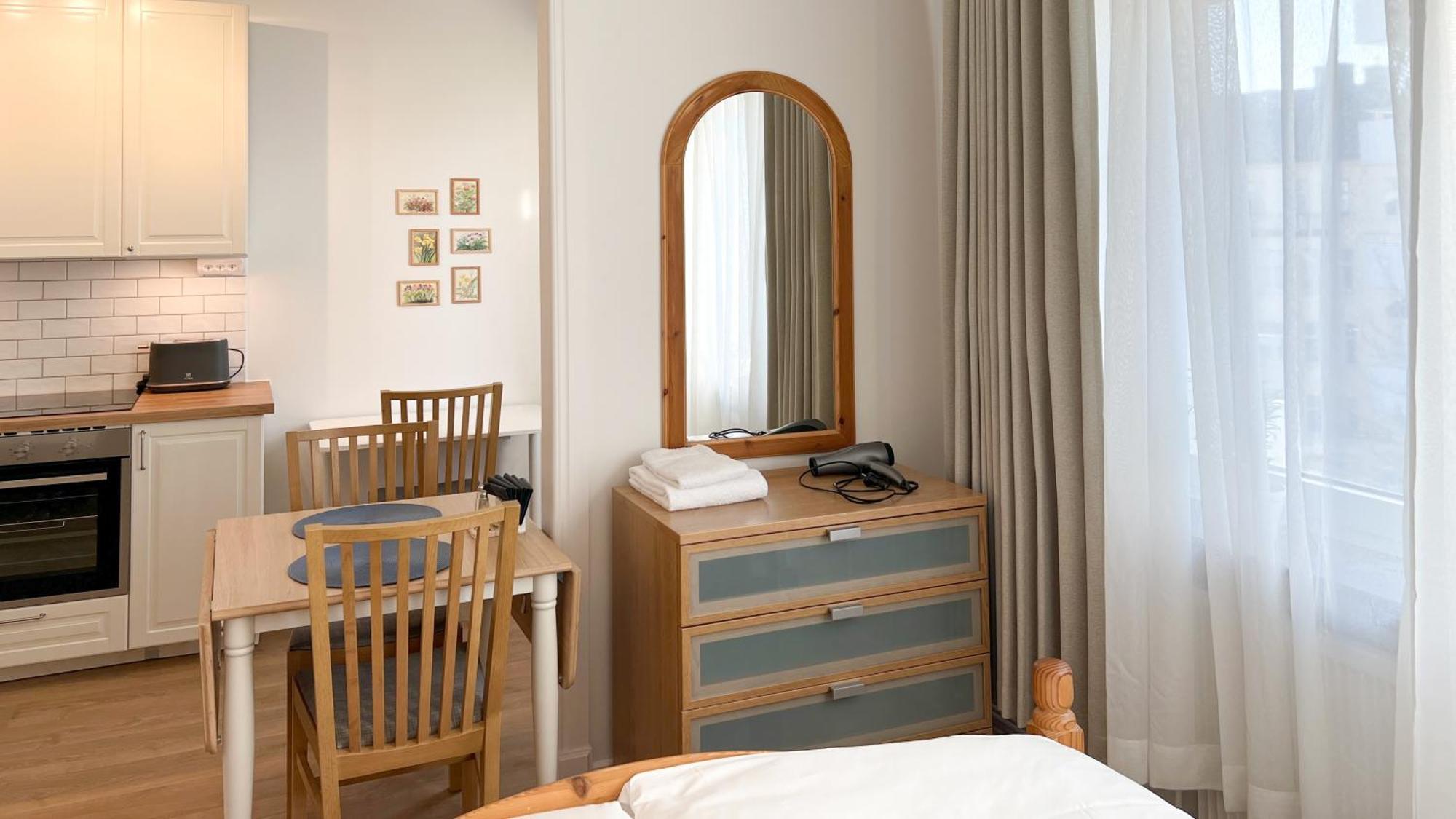 Charming Studio, 10 Min Walk To Train Station Appartement *