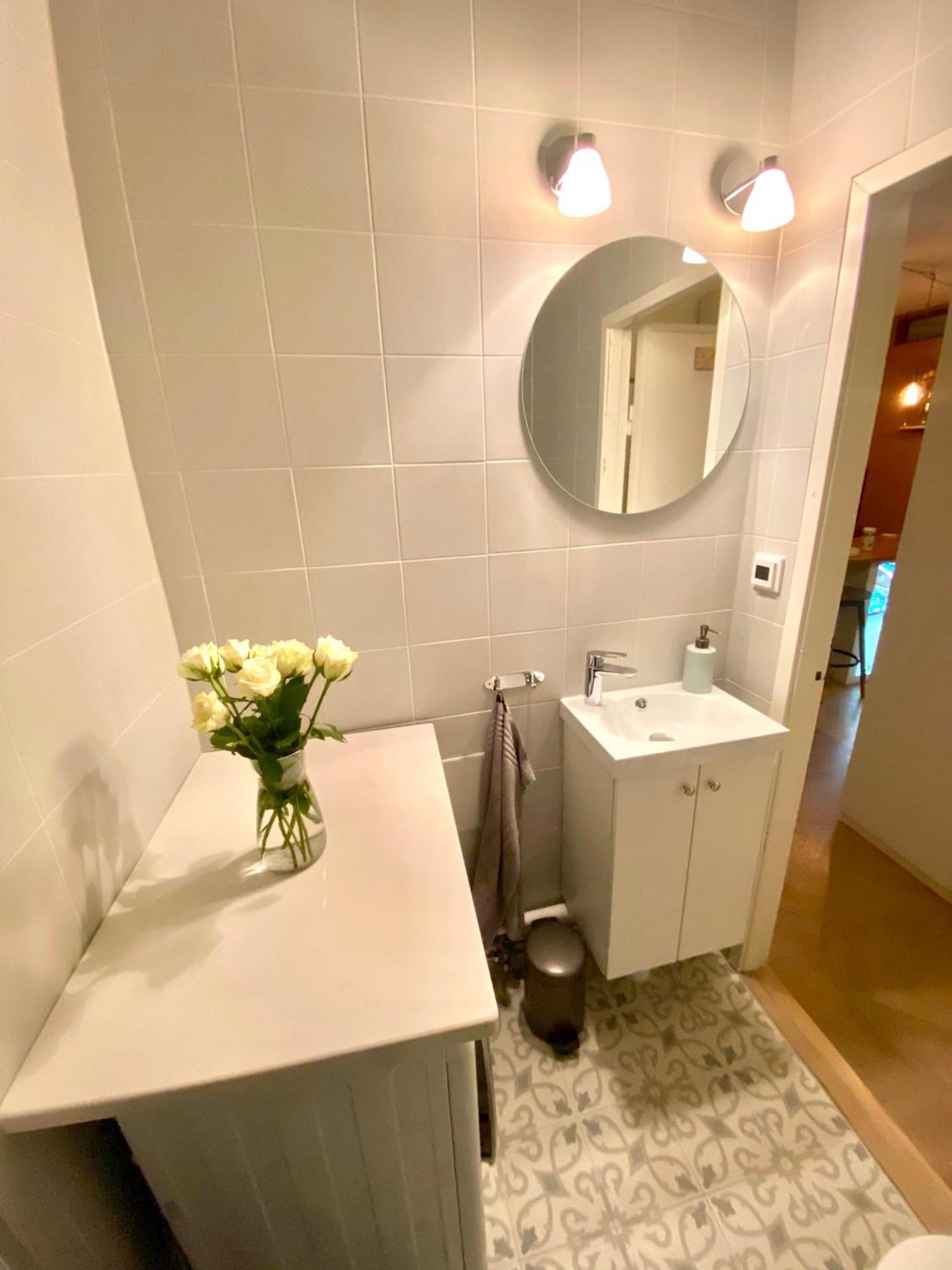 Modern Apartment, Location