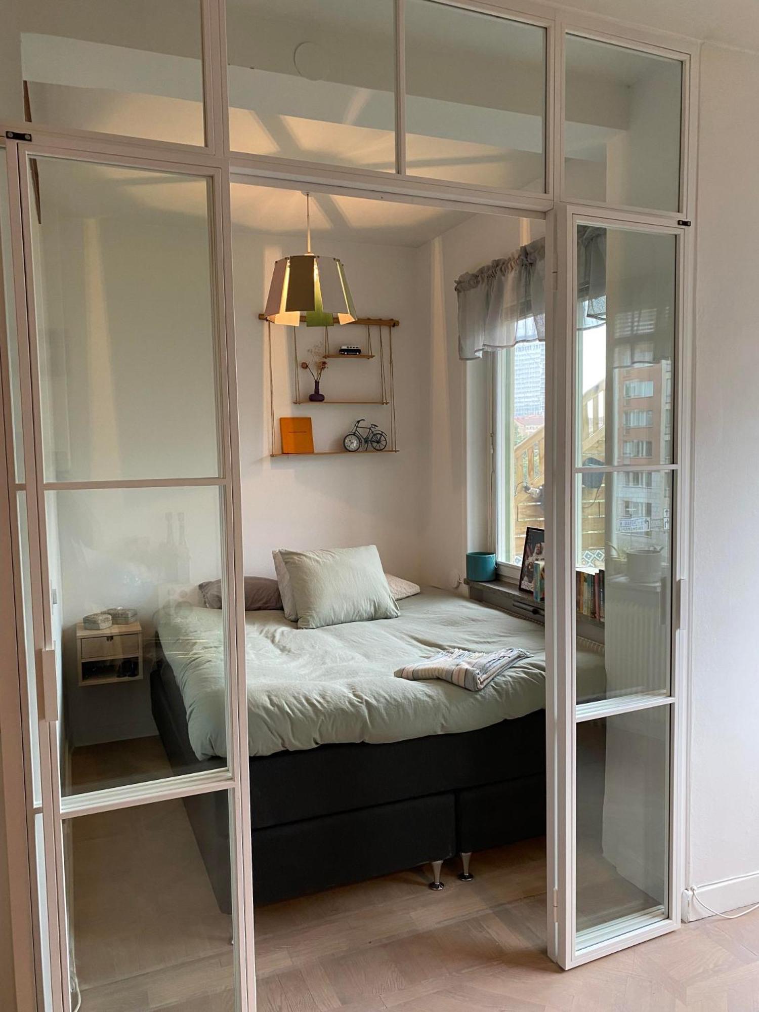 Modern Apartment, Location